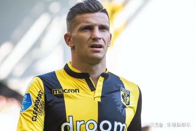 真稳了？拜仁未来6轮对手都在下半区，全队狂奔庆祝&凯恩默默振臂.